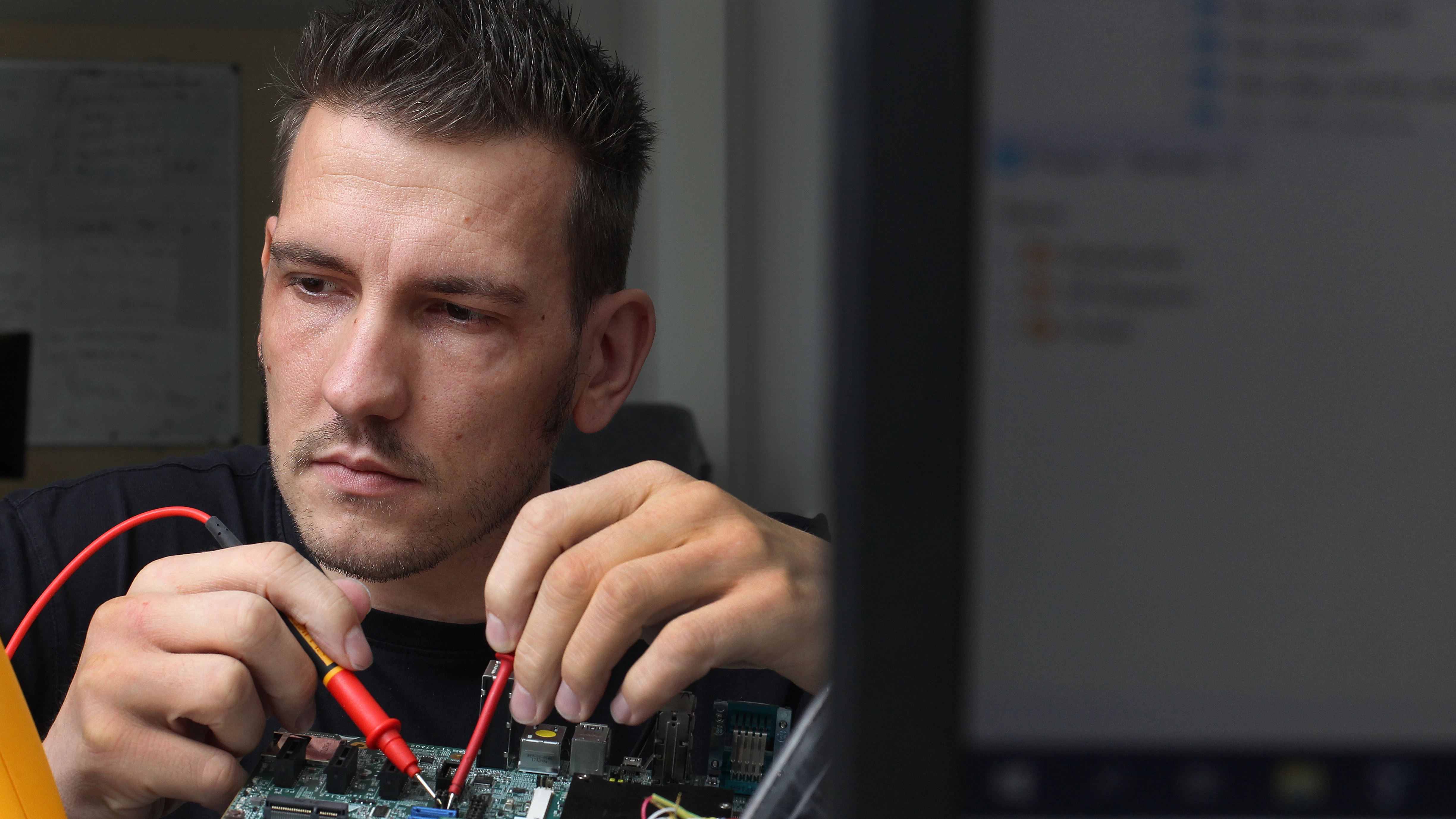 Ronny Wüstenhagen, Software-Chef bei Veinland, testet eine bestückte Leiterplatte. Die Firma produziert unter anderem auch Warnleuchten für Windräder – ein zu kleines Segment für große Elektrokonzerne.<br>