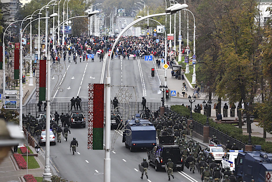 Den elften Sonntag in Folge geht die Opposition in Belarus auf die Straße. Die Polizei rückt mit einem massiven Aufgebot an.