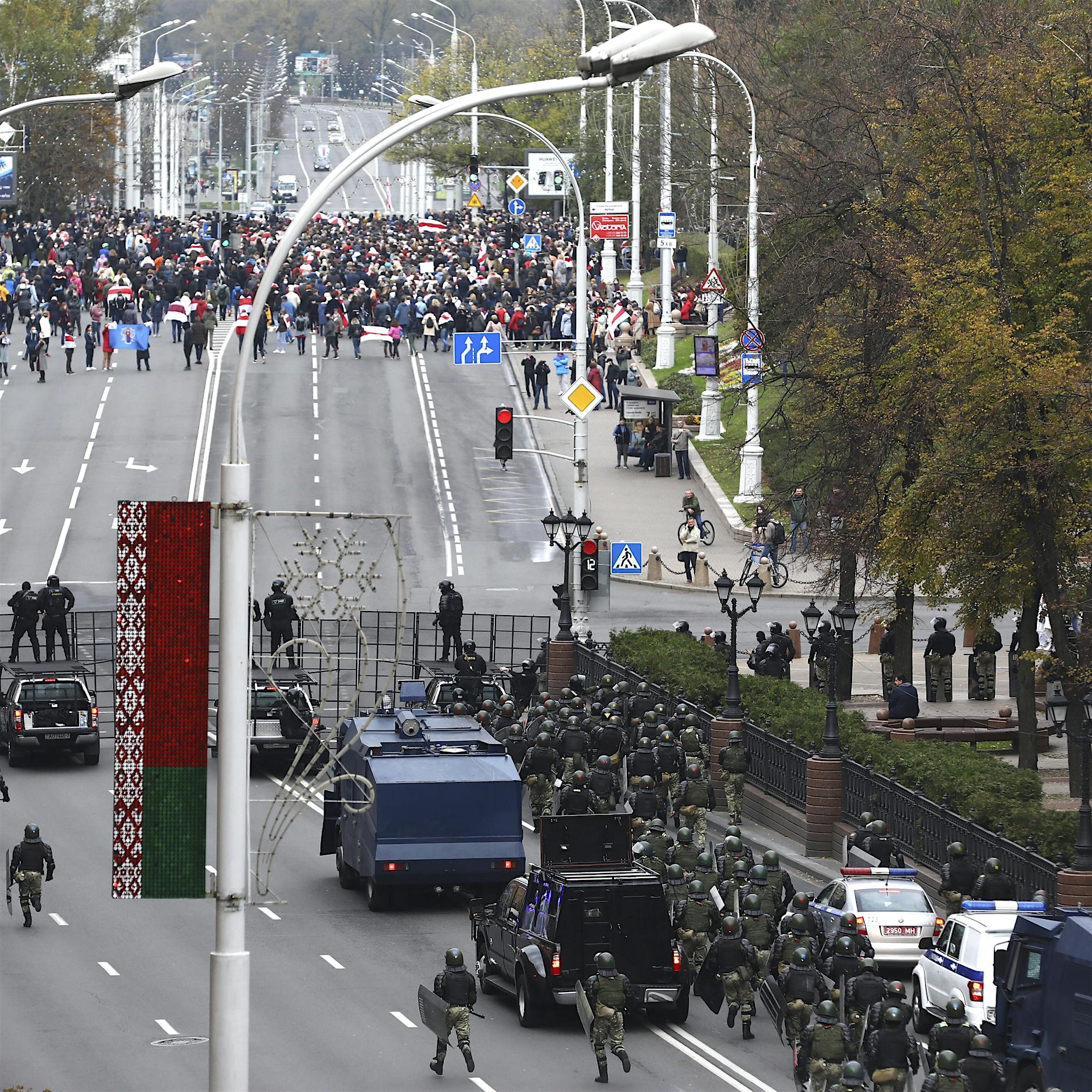 100.000 Menschen demonstrieren gegen Lukaschenko