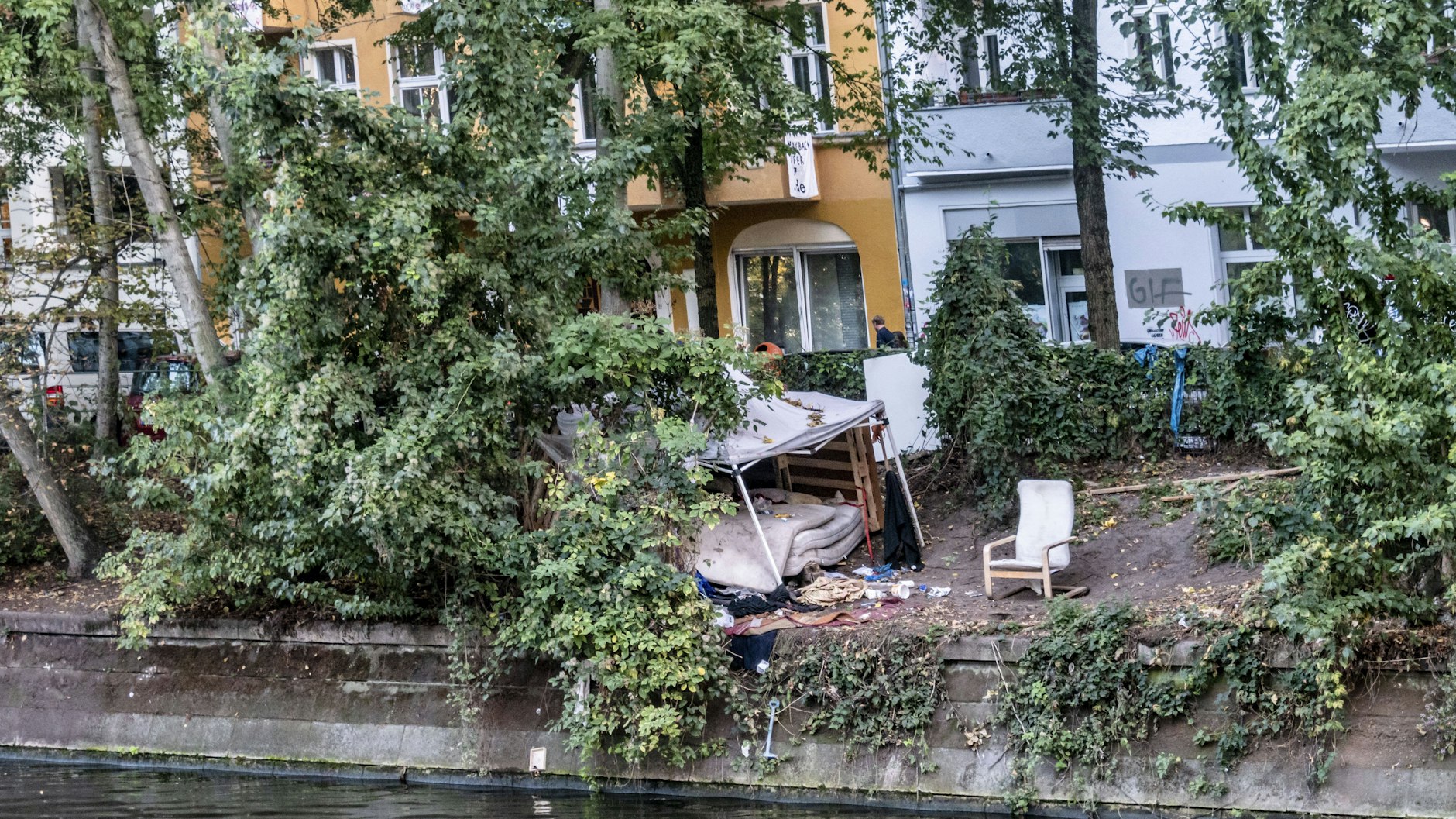 Schlafplatz von Obdachlosen am Landwehrkanal in Berlin.