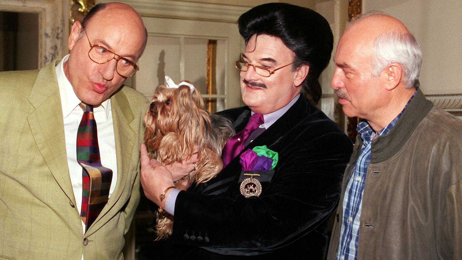 Die Schauspieler und Tatort-Kommissare Manfred Krug (l.) und Charles Brauer mit Modezar Rudolph Moshammer samt Hündin Daisy bei der Vorstellung des „Tatort“-Krimis „Blaues Blut“.