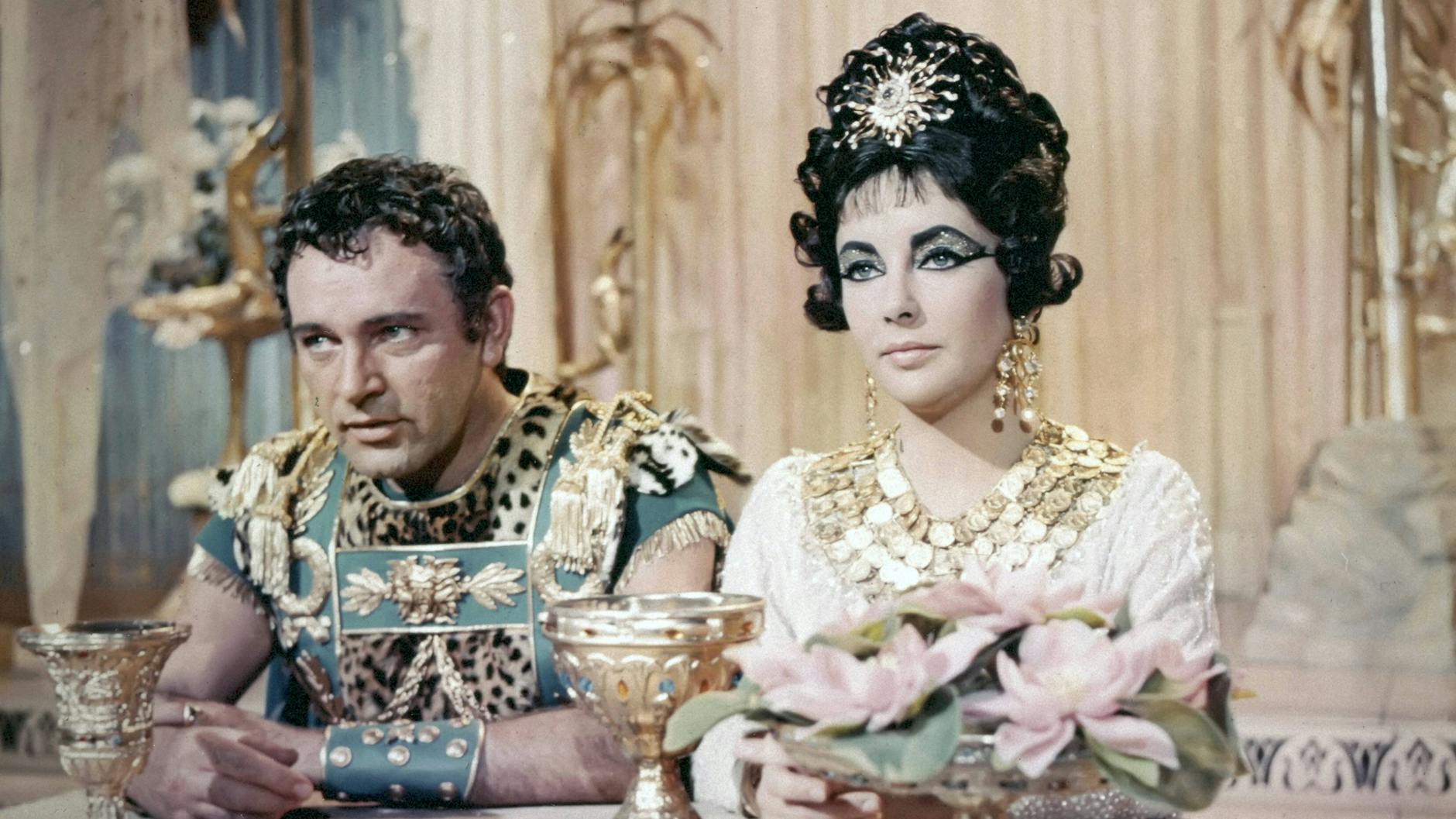 Richard Burton und Elizabeth Taylor in einer Szene aus „Kleopatra“.