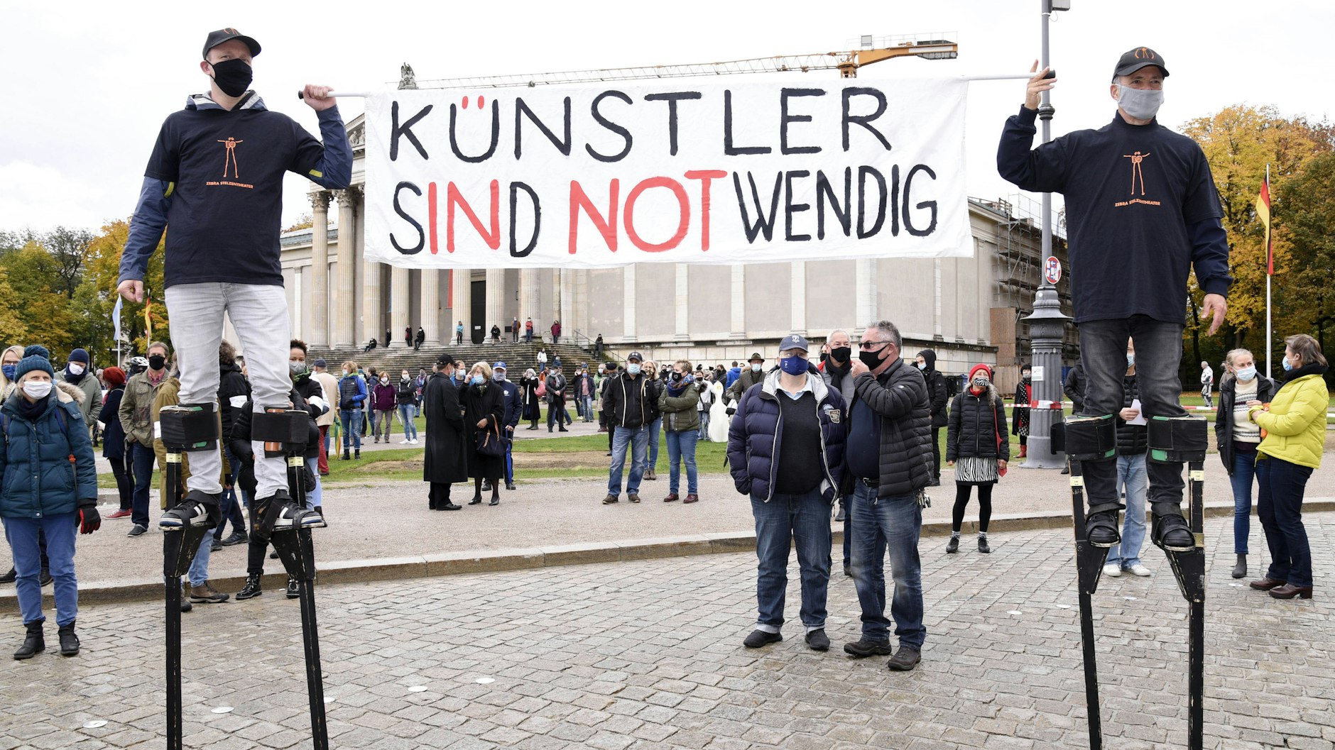 Künstlerdemonstration auf dem Königsplatz in München am 24.10.2020. Kulturschaffende wurden von den wirtschaftlichen Folgen der Pandemie besonders heftig getroffen.