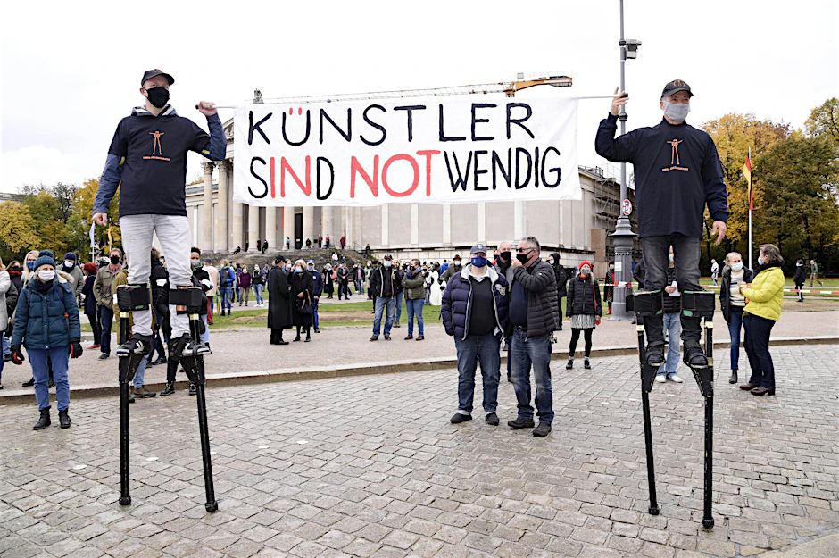 Künstlerdemonstration auf dem Königsplatz in München am 24.10.2020. Kulturschaffende wurden von den wirtschaftlichen Folgen der Pandemie besonders heftig getroffen.