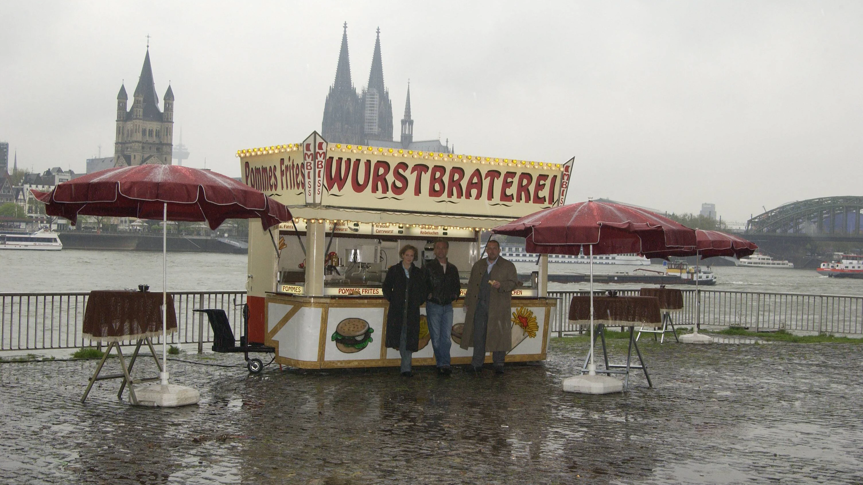 Die legendäre Imbissbude aus dem Kölner „Tatort“ mit den Kommissaren Max Ballauf (Klaus J. Behrendt) und&nbsp; Freddy Schenk (Dietmar Bär) und Assistentin (Tessa Mittelstaedt) im Jahr 2005.