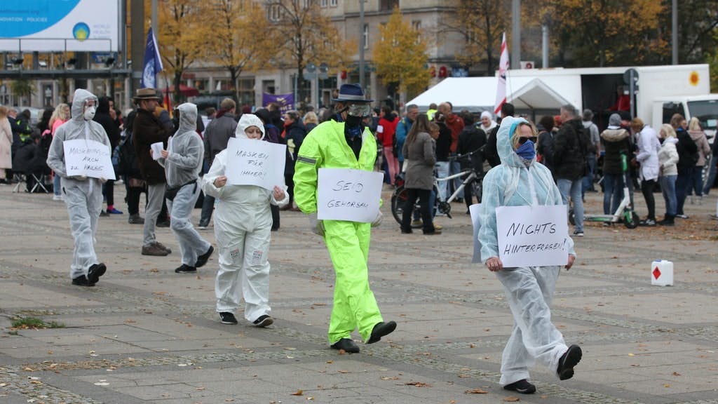 Teilnehmer der „Querdenken“-Demonstration machen sich über Menschen lustig, die sich brav an die Corona-Regeln halten.