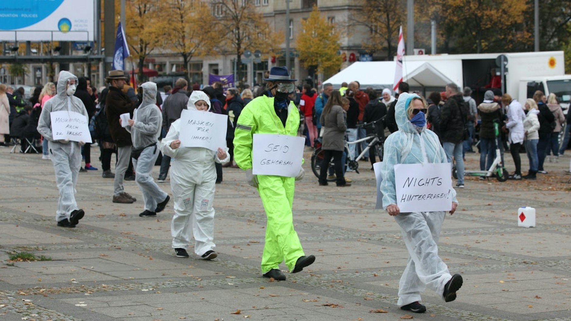 Teilnehmer der „Querdenken“-Demonstration machen sich über Menschen lustig, die sich brav an die Corona-Regeln halten.