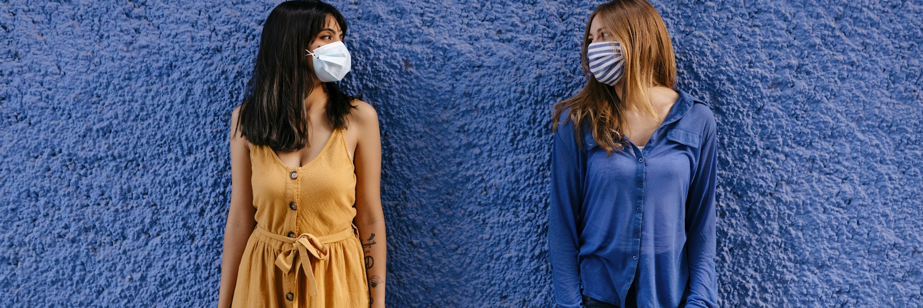 Zwei Frauen unterhalten sich mit Mund-Nasen-Schutz.