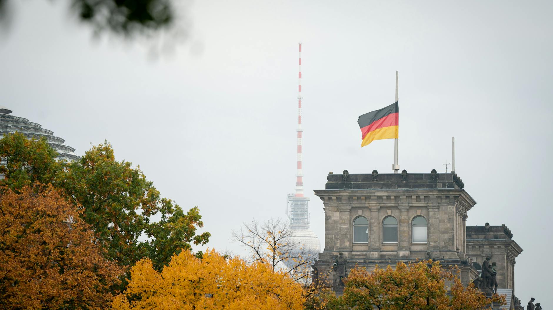 Die Deutschlandflagge auf dem Reichstagsgebäude weht nach Thomas Oppermanns Tod auf halbmast.. 