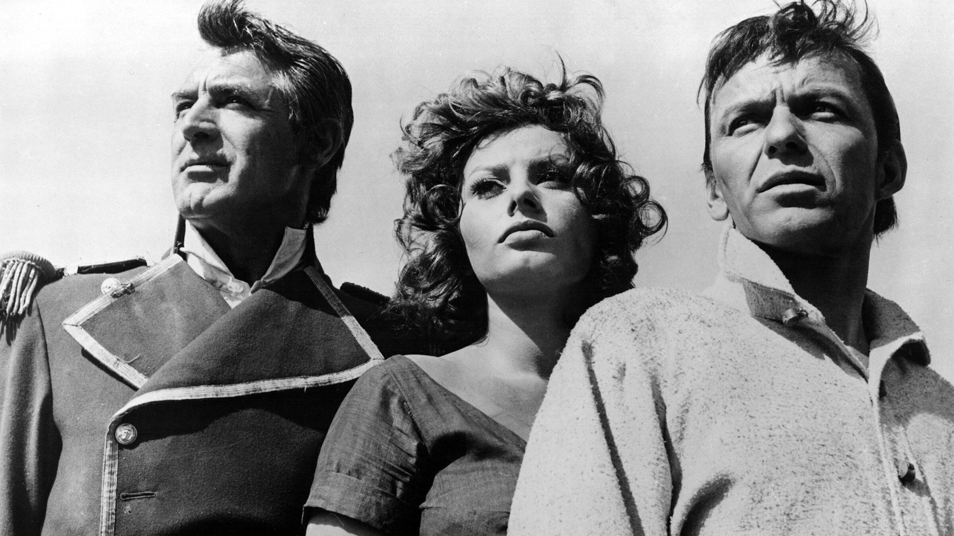 Cary Grant, Sophia Loren und Frank Sinatra in einer Szene aus „Stolz und Leidenschaft“, 1957.&nbsp;