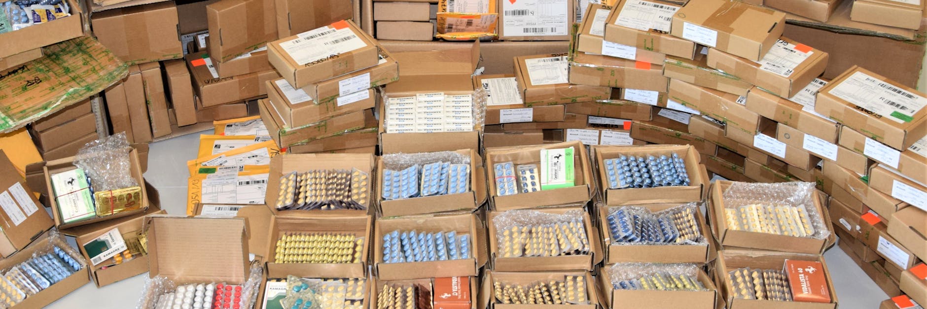 Eine Auswahl sichergestellter Postpakete mit illegalen Arzneimitteln. 