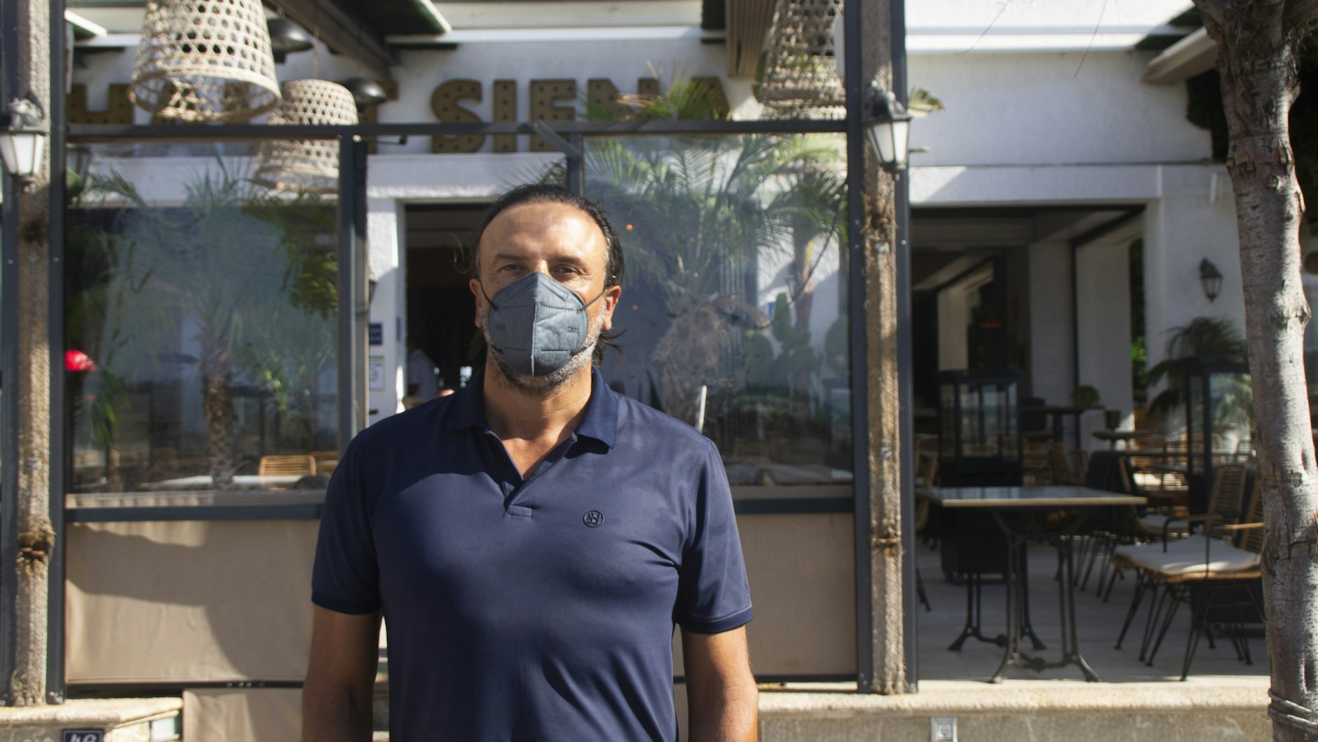 Juan Ferrer, Inhaber von sechs Restaurants, steht vor dem Restaurant Chalet Siena. Von Herbstferien ist auf Mallorca kaum etwas zu sehen. Die meisten Hotels sind zu, der Strand ist leer.&nbsp;