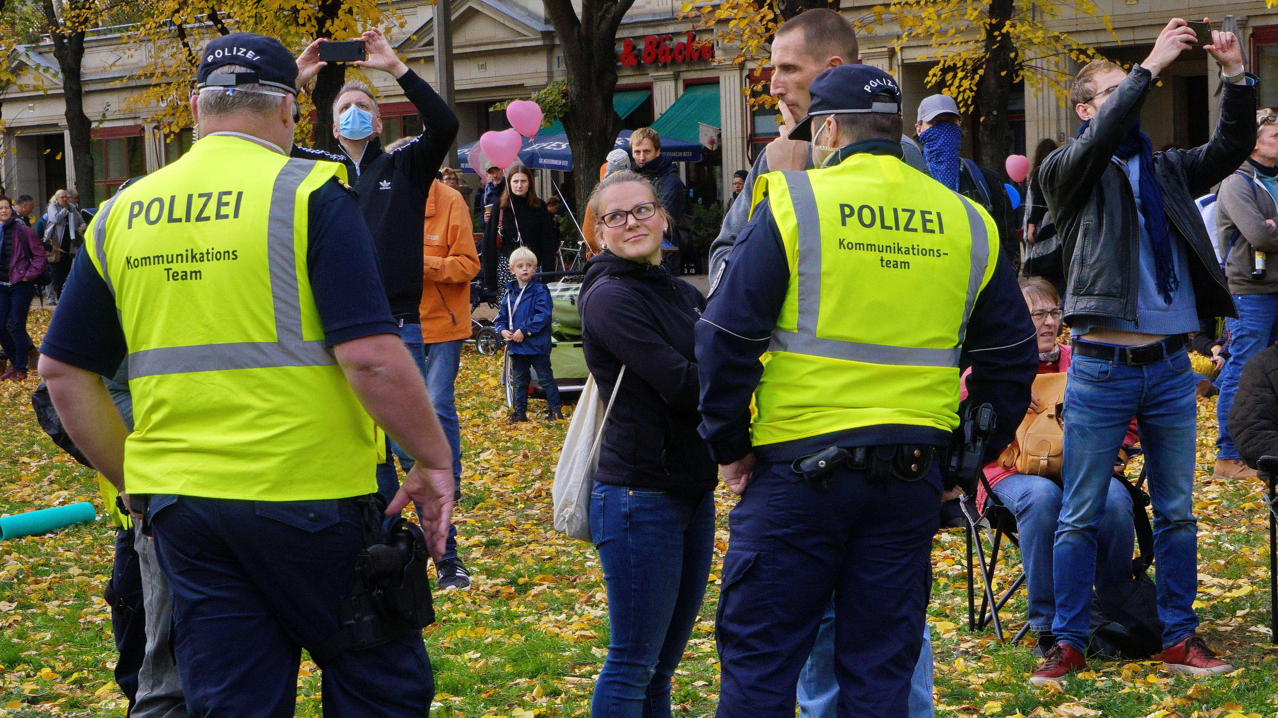 Polizisten haben am Sonntag in Berlin die Einhaltung der Infektionsschutzverordnung kontrolliert.