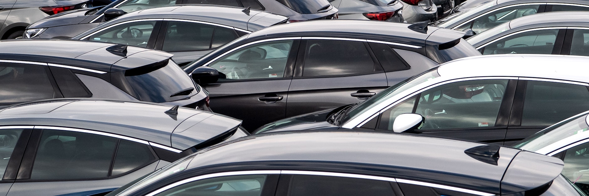 Autos stehen vor dem Terminal in Wilhelmshaven zur Verschiffung von Gebrauchtwagen von Europa nach Afrika.&nbsp;