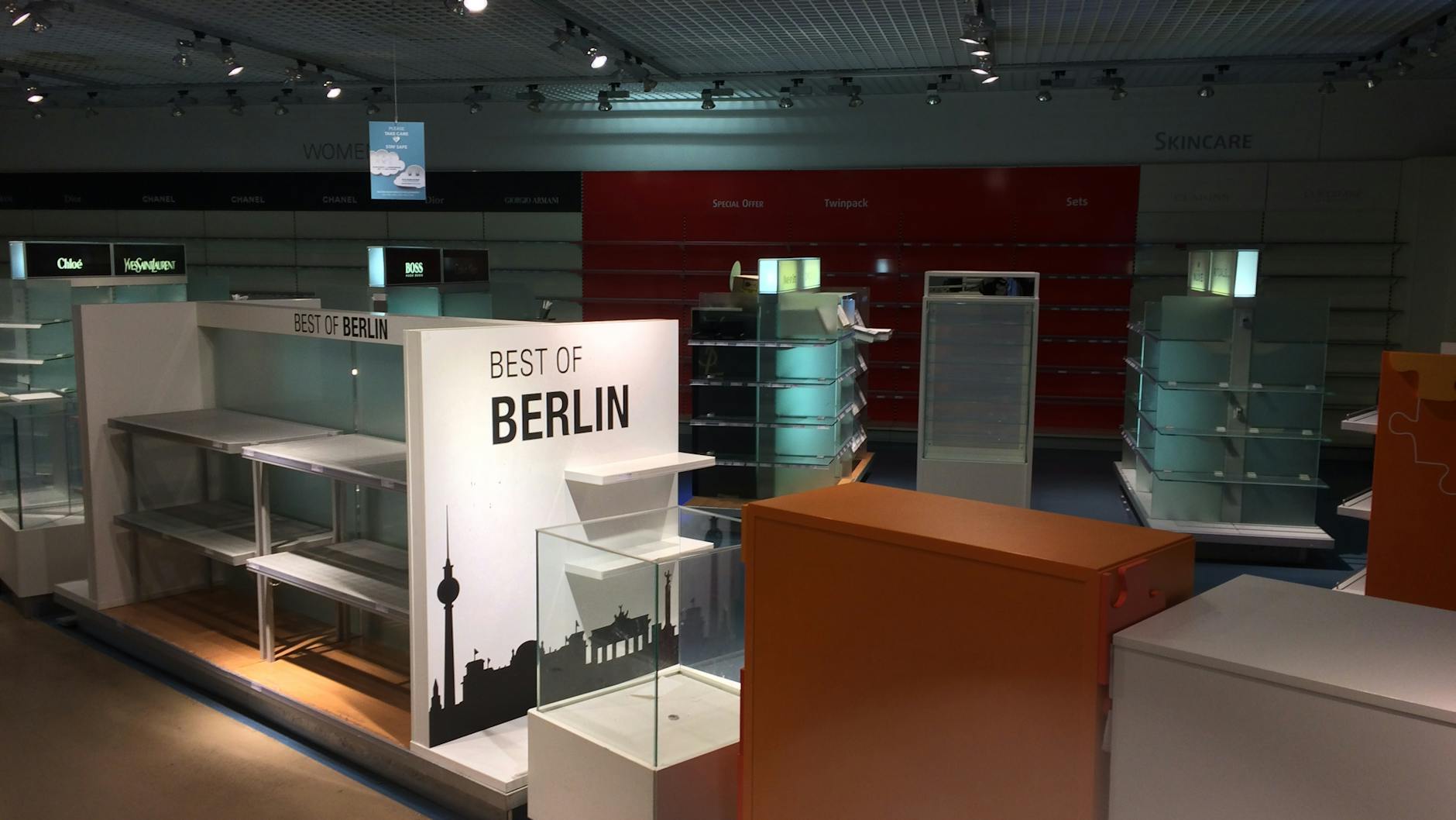 Leere Regale im Souvenir-Shop im Terminal C in Tegel. <br>