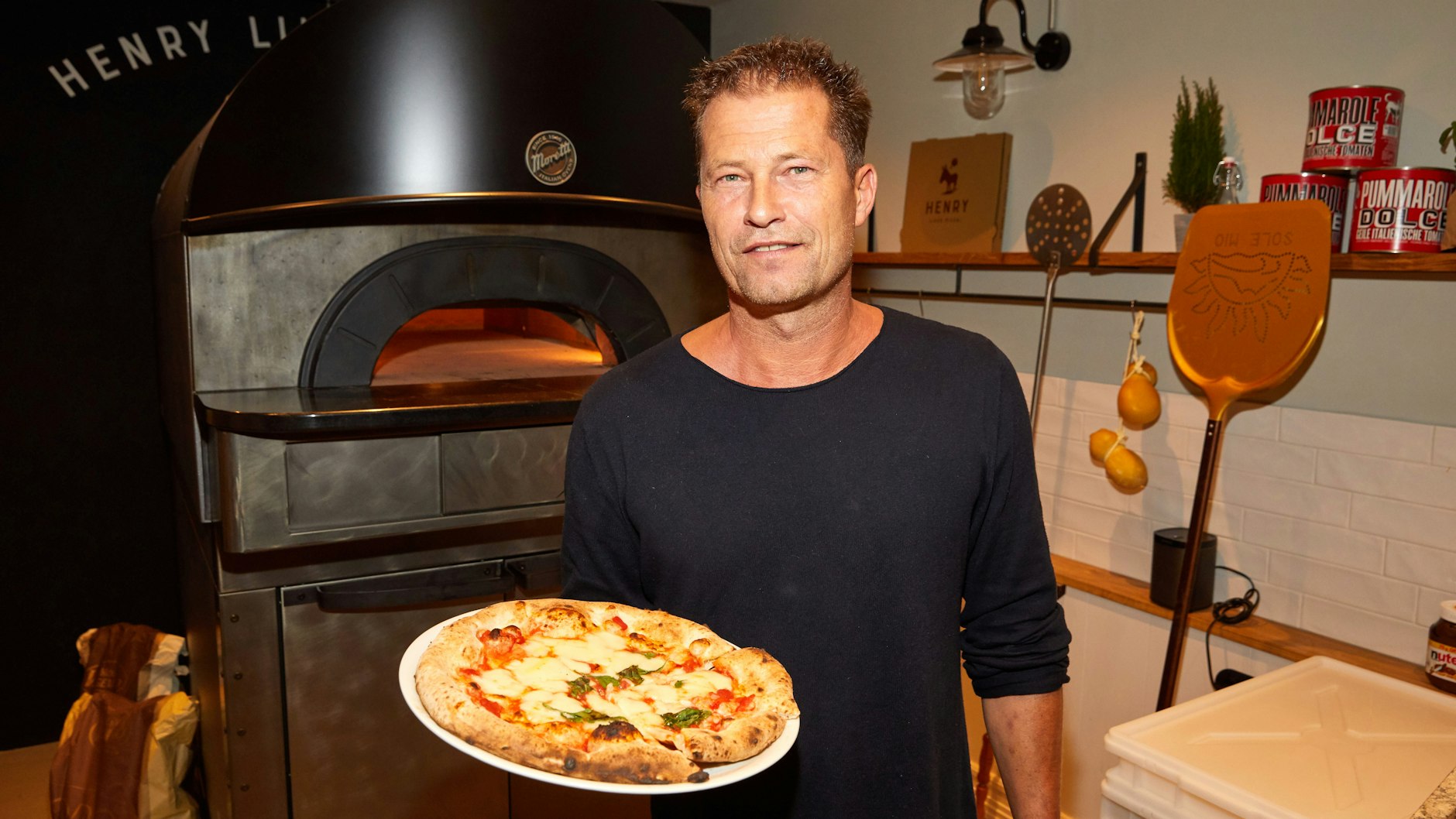 ARCHIV - 20.11.2019, Hamburg: Til Schweiger, Schauspieler und Unternehmer, steht während der Eröffnung seines zweiten Restaurants «Henry likes Pizza» vor dem Ofen. Schweiger will sich aus dem Gastrogewerbe zurückziehen. (zu dpa "Til Schweiger gibt seine Restaurants in Hamburg ab") Foto: Georg Wendt/dpa +++ dpa-Bildfunk +++