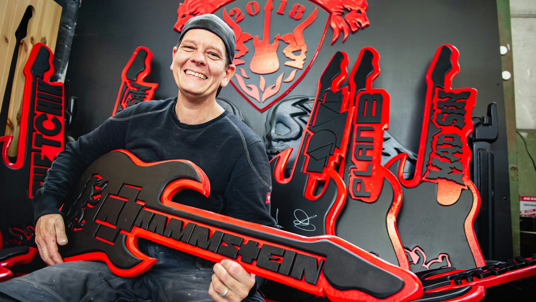 Alex Molter in seiner Werkstatt. Er fertigt Gitarren an, lässt sie von Bands unterschreiben und versteigert sie für die Rettung der Berliner Clubs.