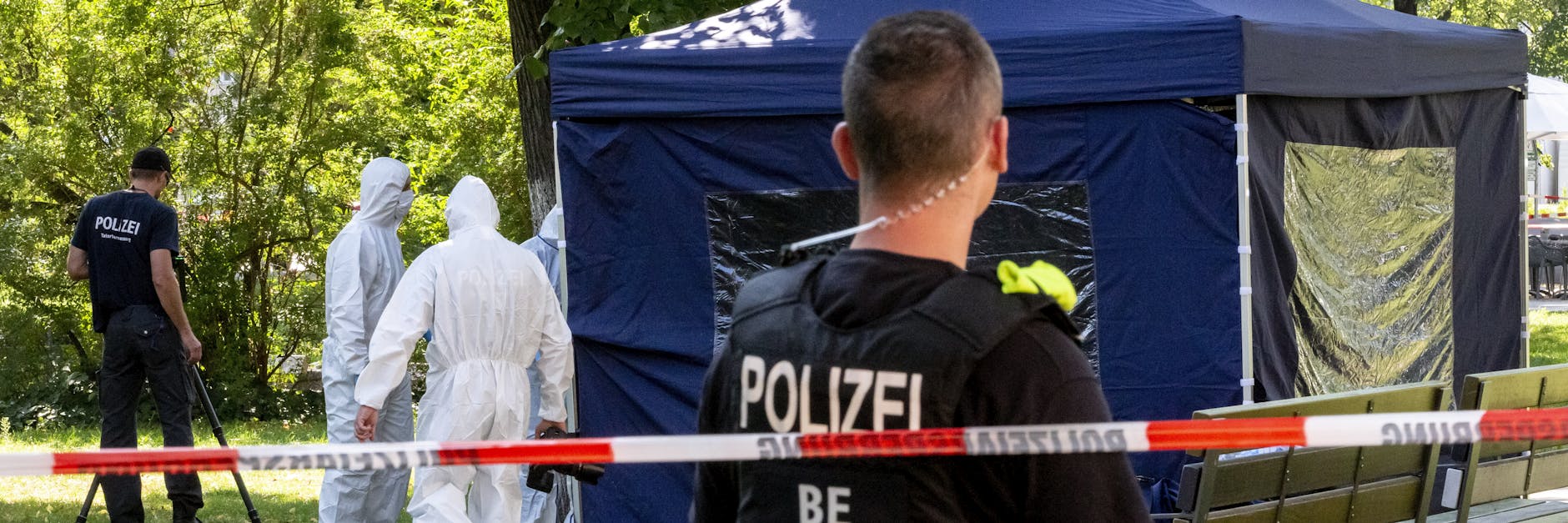 Der Tatort im Kleinen Tiergarten: Polizeibeamte sichern in einem Faltpavillon Spuren. 