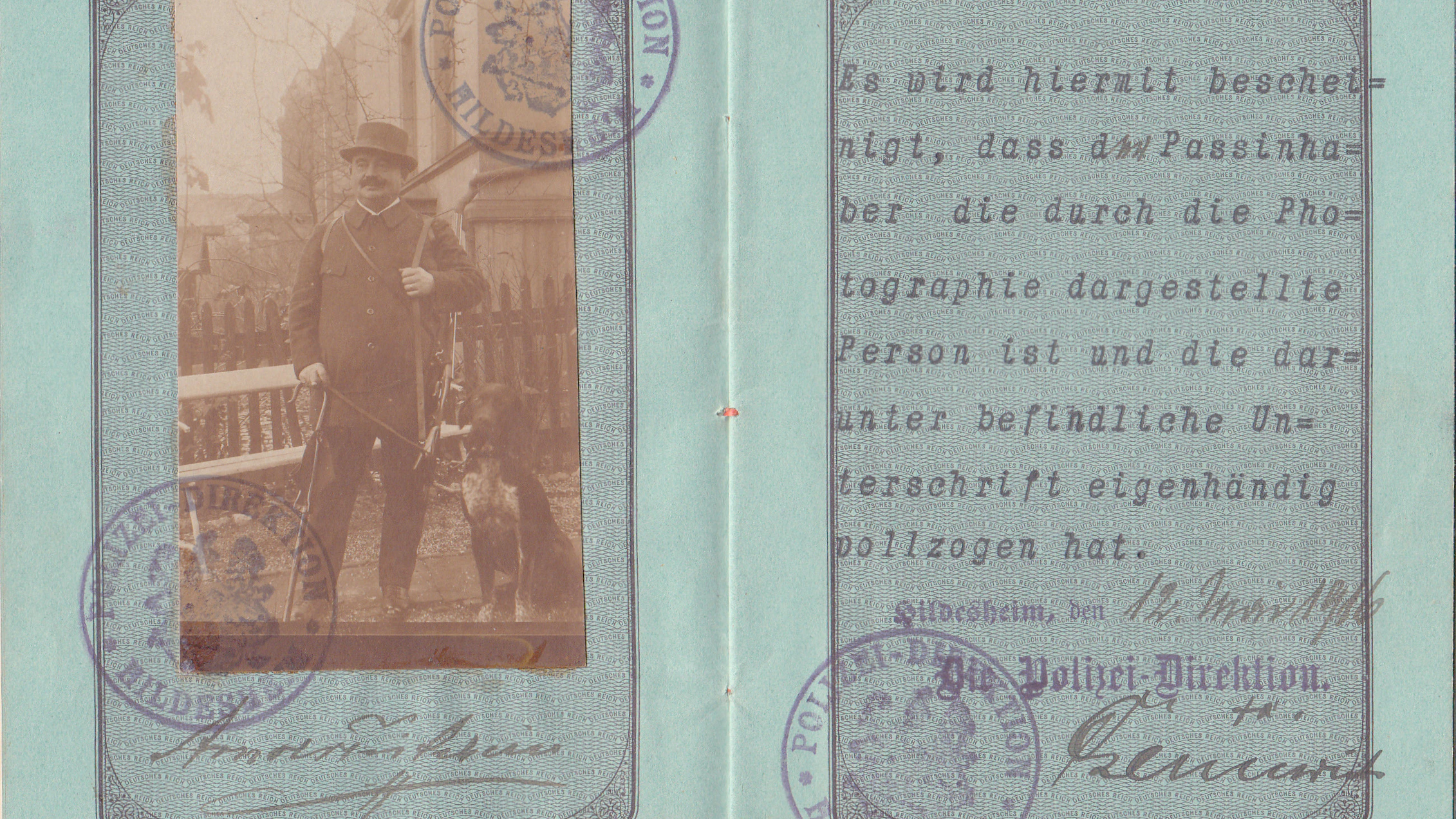 Der Reisepass eines Fabrikanten aus Hildesheim (Königreich Preussen) 1916  – auf dem Foto ist der Besitzer mit  Jagdgewehr und Jagdhund zu sehen.