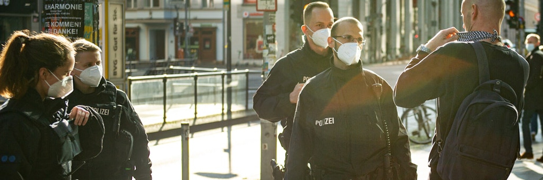 Polizisten kontrollieren das Tragen von Mund-Nasen-Bedeckungen in der Friedrichstraße.<br>