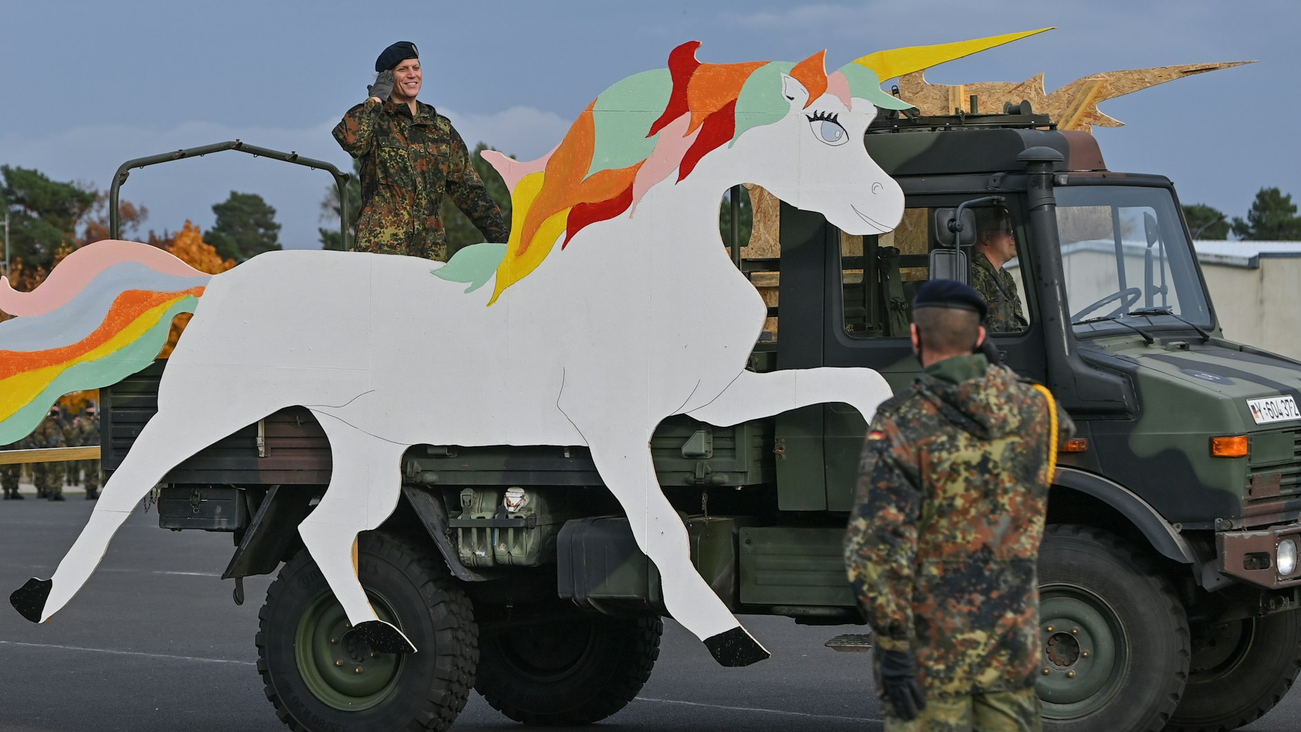 Anastasia Biefang, Kommandeurin vom Informationstechnikbataillon 381 und erste Transgender Kommandeurin der Bundeswehr, fährt auf einem Lkw mit einem großen Einhorn aus Sperrholz über den Appellplatz zum Kommandowechsel in der Kurmark-Kaserne in Storkow.