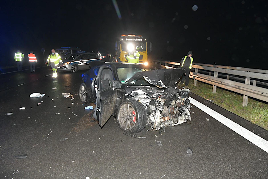 Rettungskräfte und ein Abschleppwagen stehen in der Nacht zu Dienstag am Unfallort auf der A 10 am Dreieck Pankow.