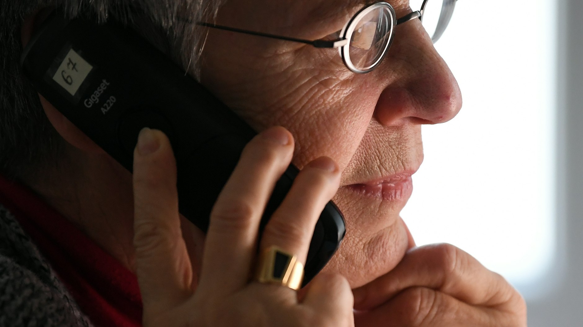 Silbernetz-Initiatorin Elke Schilling am Telefon. 