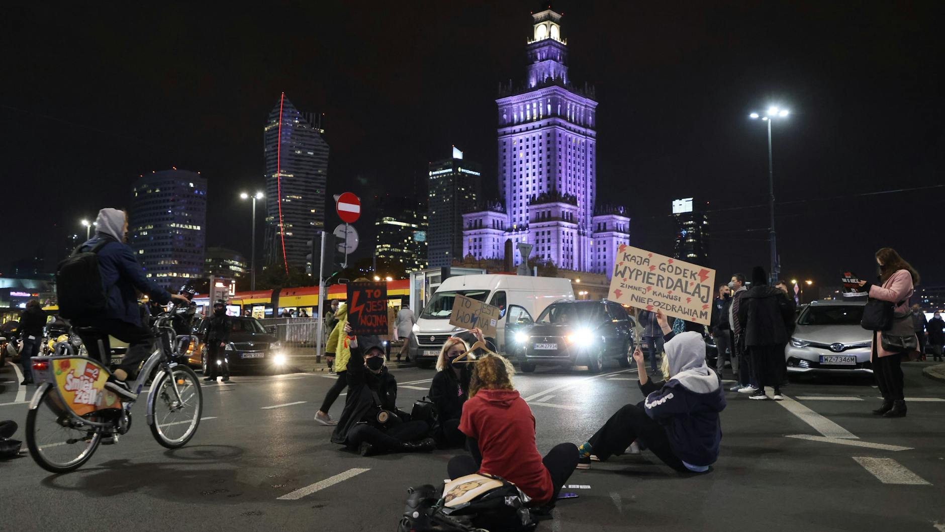 Die Protestierenden gegen das neue Abtreibungsverbot treffen sich Abend für Abend in polnischen Städten und legen den Verkehr lahm.
