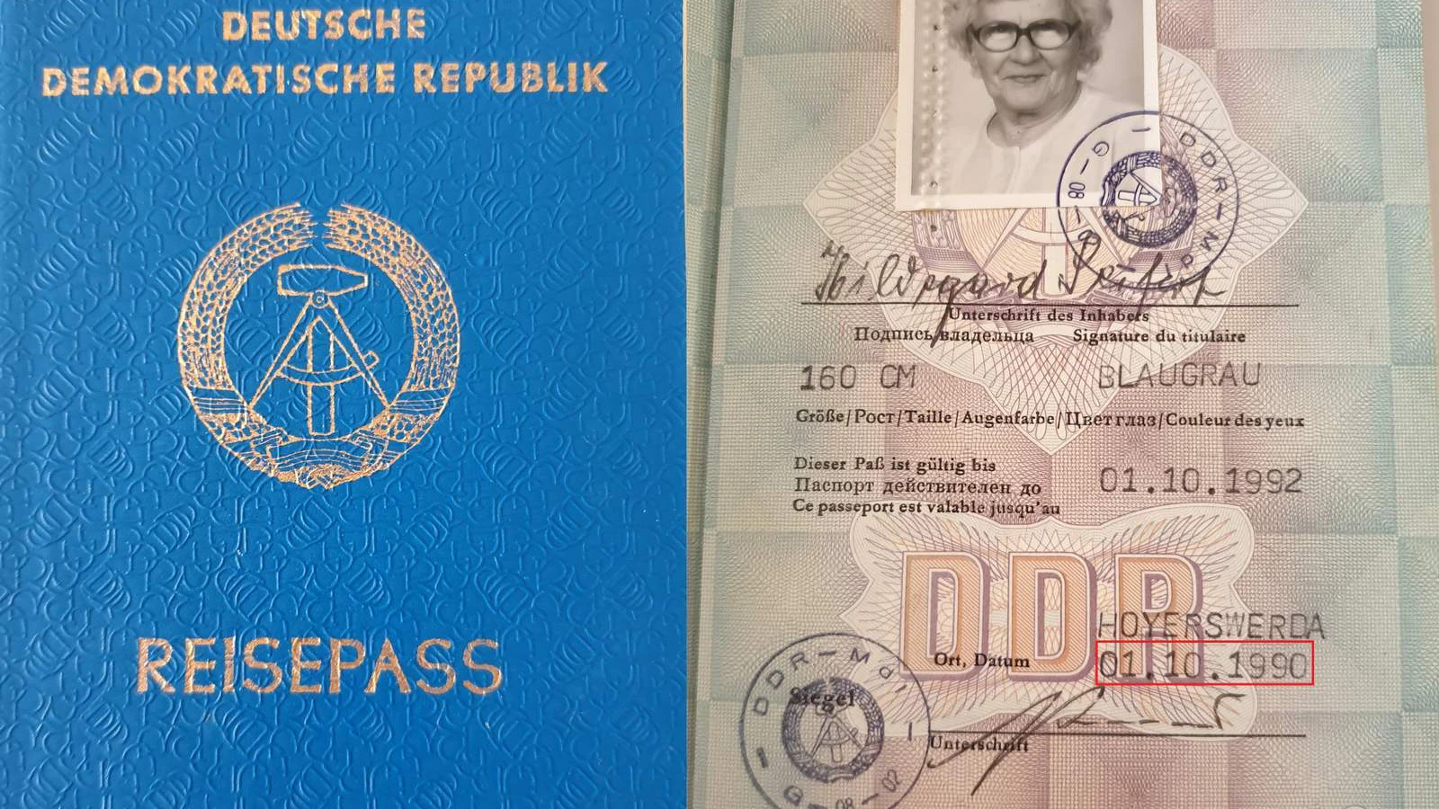 Einer der letzten Pässe der DDR, ausgestellt zwei Tage vor Wiedervereinigung am 1. Oktober 1990.