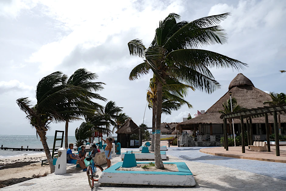 Mexiko, Puerto Morelos: Starker Wind bläst am Strand, als Hurrikan „Zeta“ an der Südostküste Mexikos auf Land trifft.&nbsp;