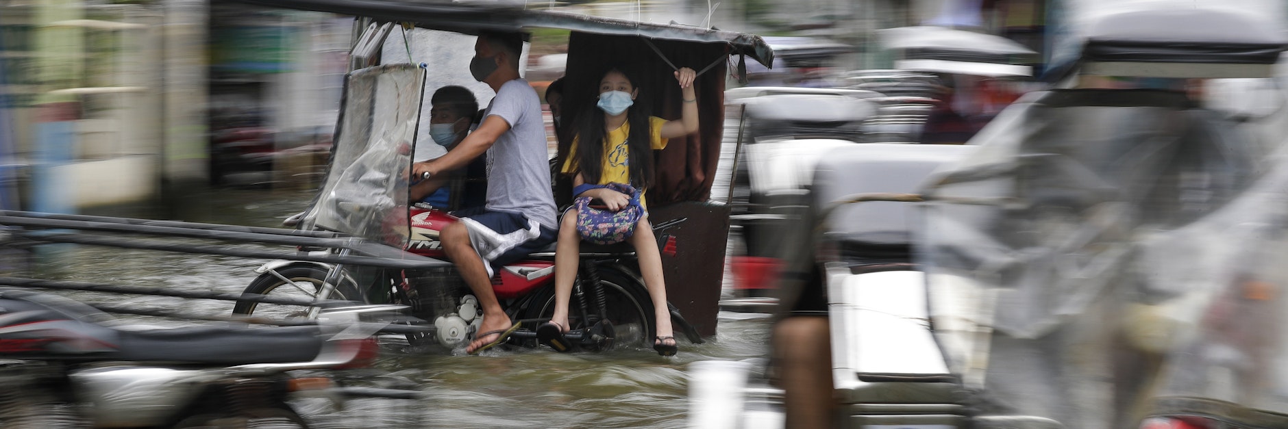 Eine überflutete Straße in der Provinz Pampanga im Norden der Philippinen.