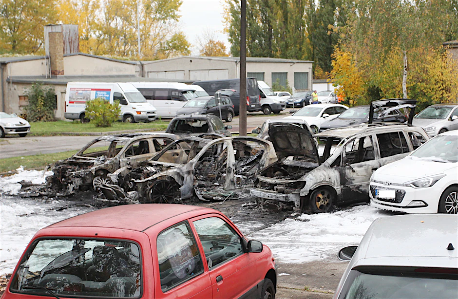 Auf dem Kfz-Sicherstellungsgelände der Polizei in Biesdorf brannten mehrere Autos aus, nachdem ein BMW M3 angezündet worden war.