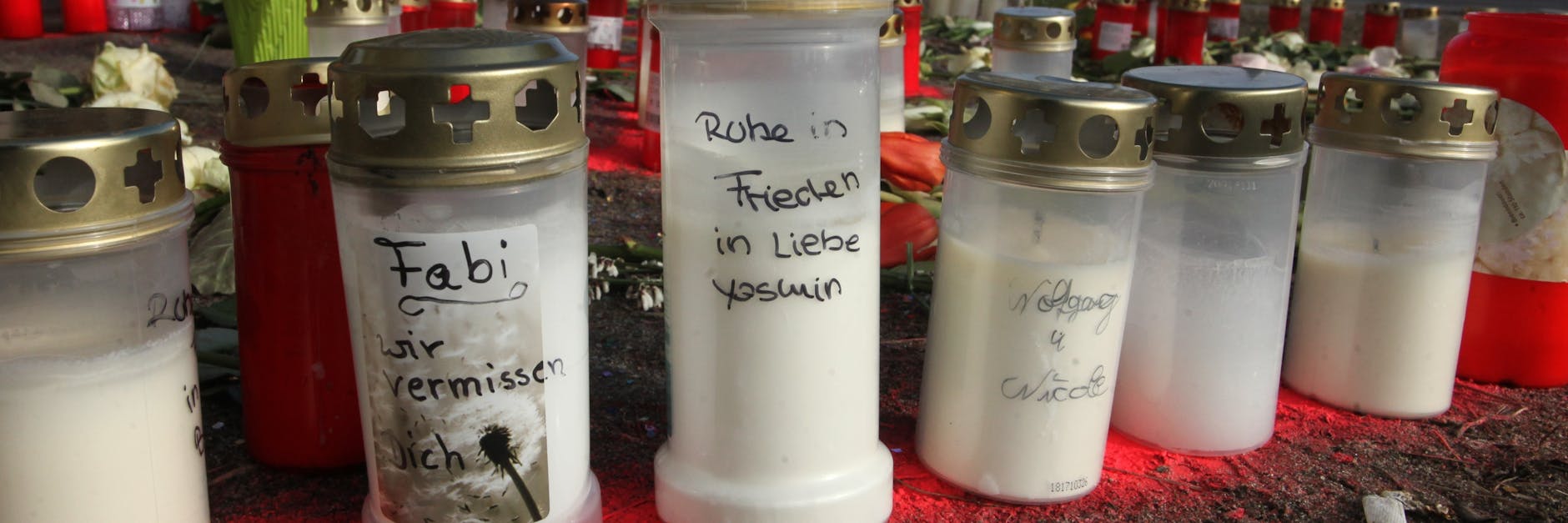 Kerzen und Blumen am Unglücksort (Archivbild).<br>
