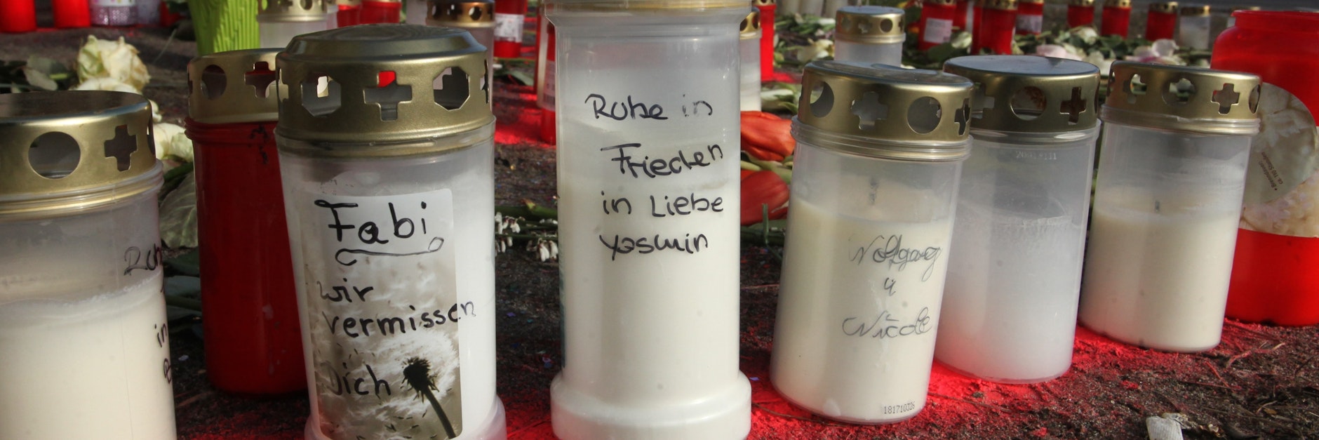 Kerzen und Blumen am Unglücksort (Archivbild).<br>