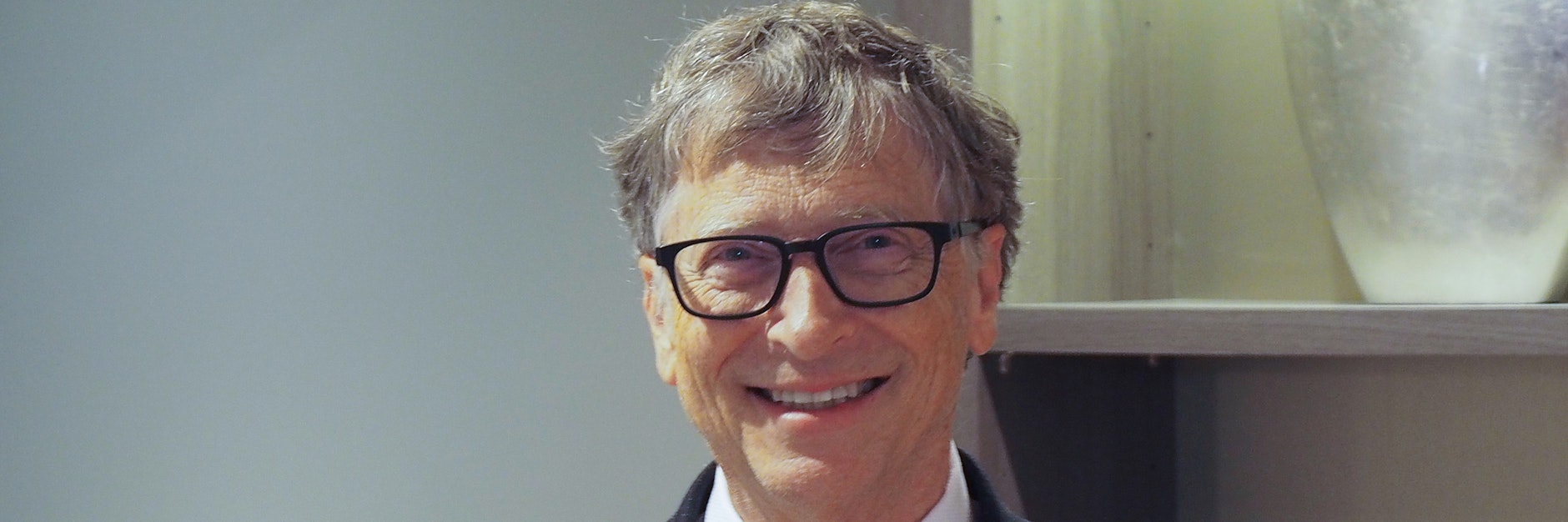 Der US-Milliardär Bill Gates steht am Rande der Geberkonferenz des Globalen Fonds zum Kampf gegen Aids, Tuberkulose und Malaria in einem Hotel.