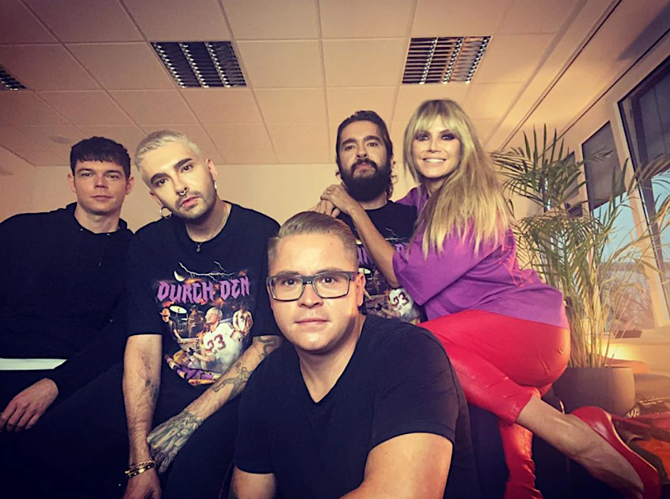 Heidi Klum und ihr Mann Tom Kaulitz zusammen mit den anderen Bandmitgliedern von Tokio Hotel.