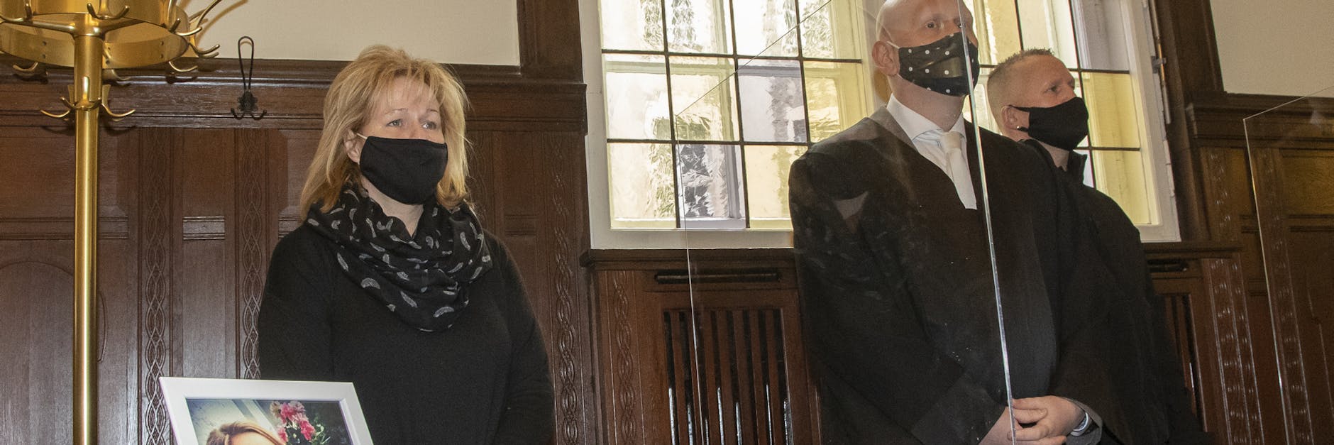 Die Eltern der getöteten Fabien, in der Mitte ihr Rechtsanwalt.<br>