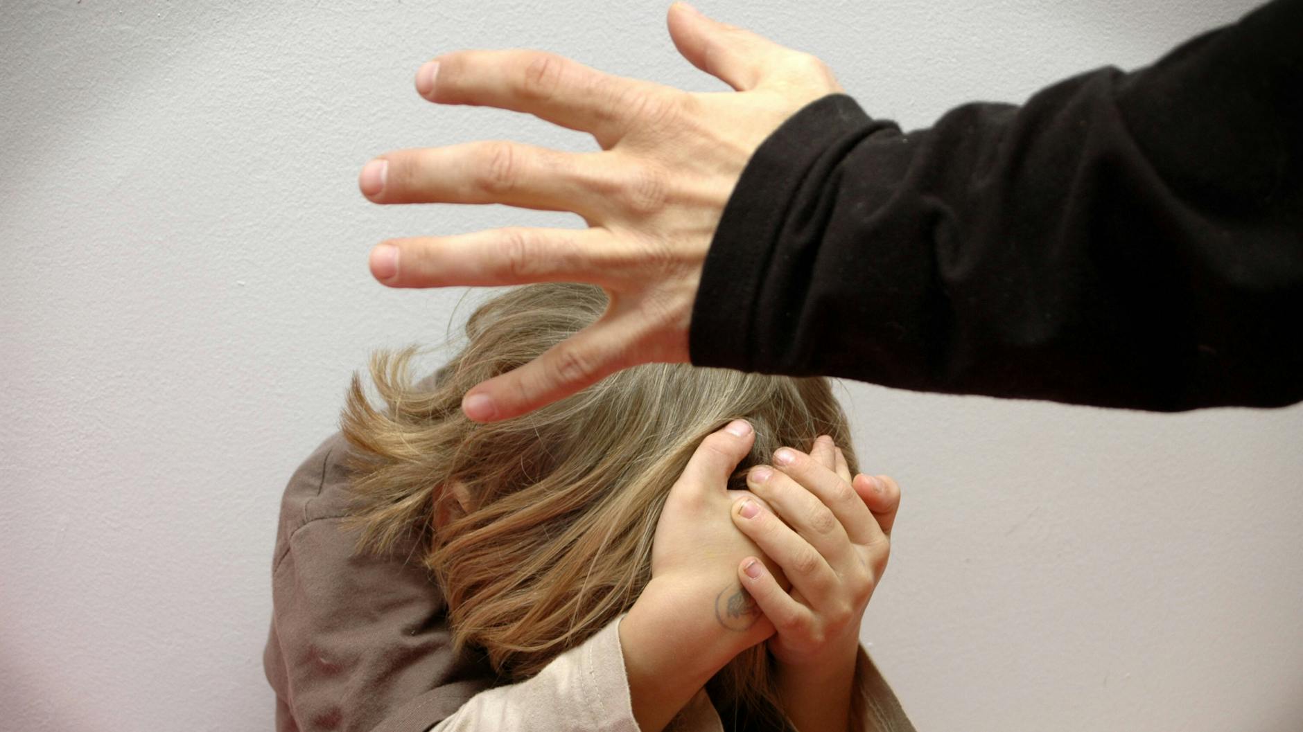 Mit dem Bibelzitat „Wer sein Kind liebt, der züchtigt es“ hat ein Staatsanwalt in Oldenburg eine mögliche Strafmilderung im Prozess um ein misshandeltes Kind begründet.