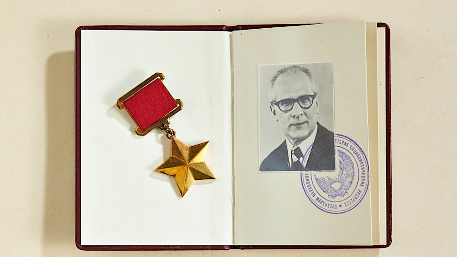 „Held der Sowjetunion“ mit Verleihungsbuch.