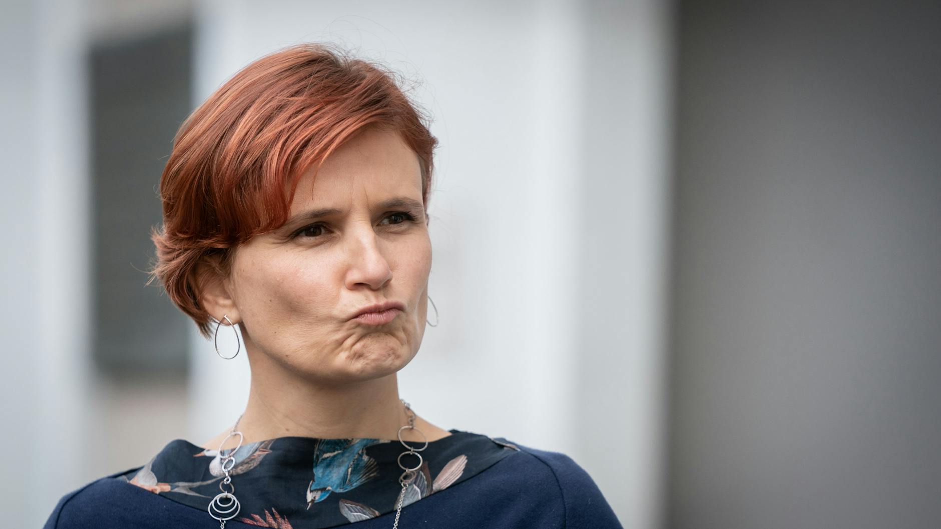 Eigentlich wollte Katja Kipping, Vorsitzende der Linken, auf dem Parteitag in Erfurt Platz für ihre Nachfolgerin machen. Nun muss sie wegen Corona über 2020 hinaus im Amt bleiben.