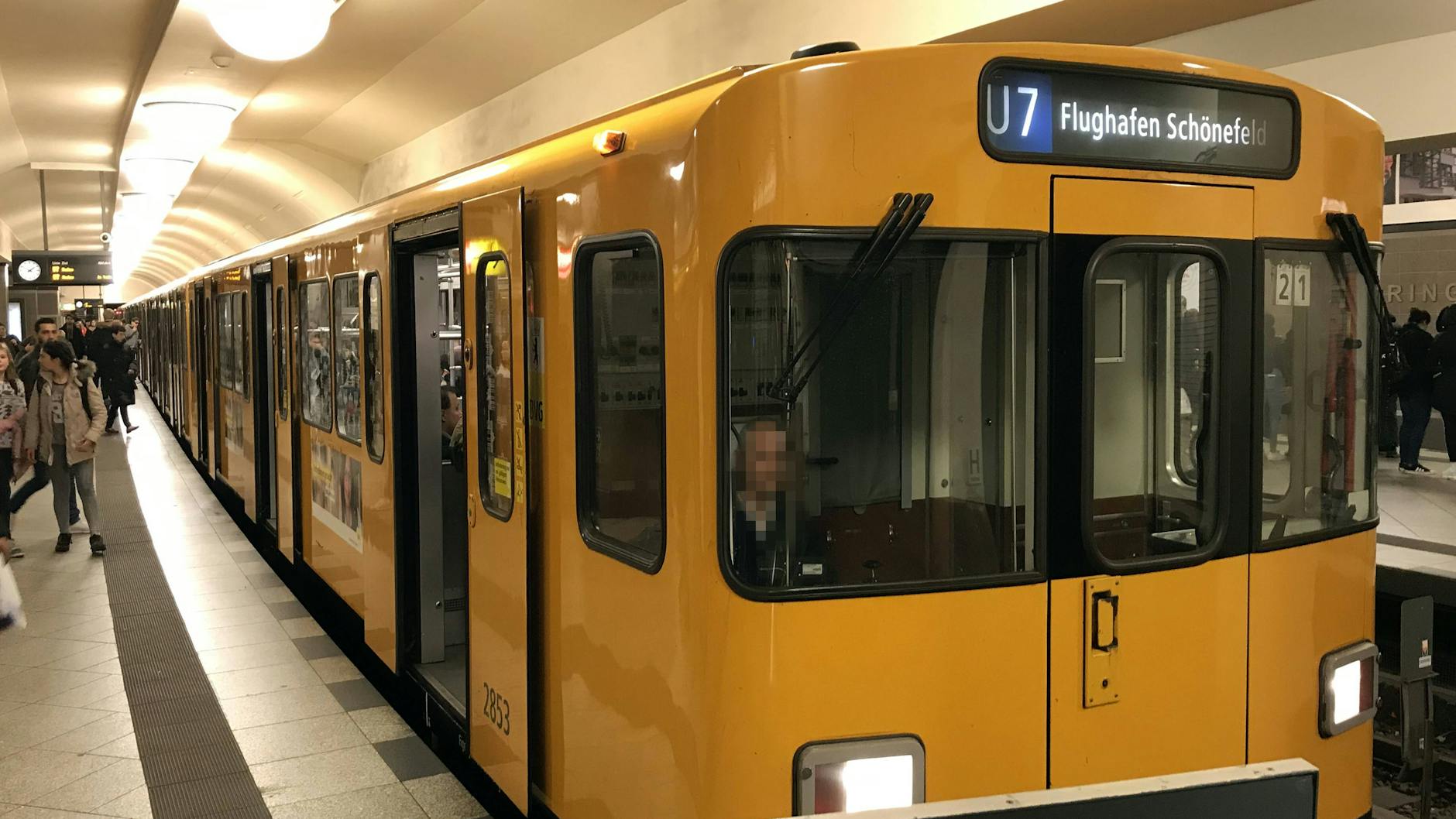 Die Gleise liegen noch nicht. Doch das Zielschild dieser U7 weist zumindest zum Flughafen Schönefeld, der heute BER Terminal 5 heißt. Die U-Bahn soll zum Terminal 1-2 weiterführen.