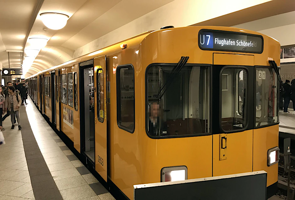 Die Gleise liegen noch nicht. Doch das Zielschild dieser U7 weist zumindest zum Flughafen Schönefeld, der heute BER Terminal 5 heißt. Die U-Bahn soll zum Terminal 1-2 weiterführen.