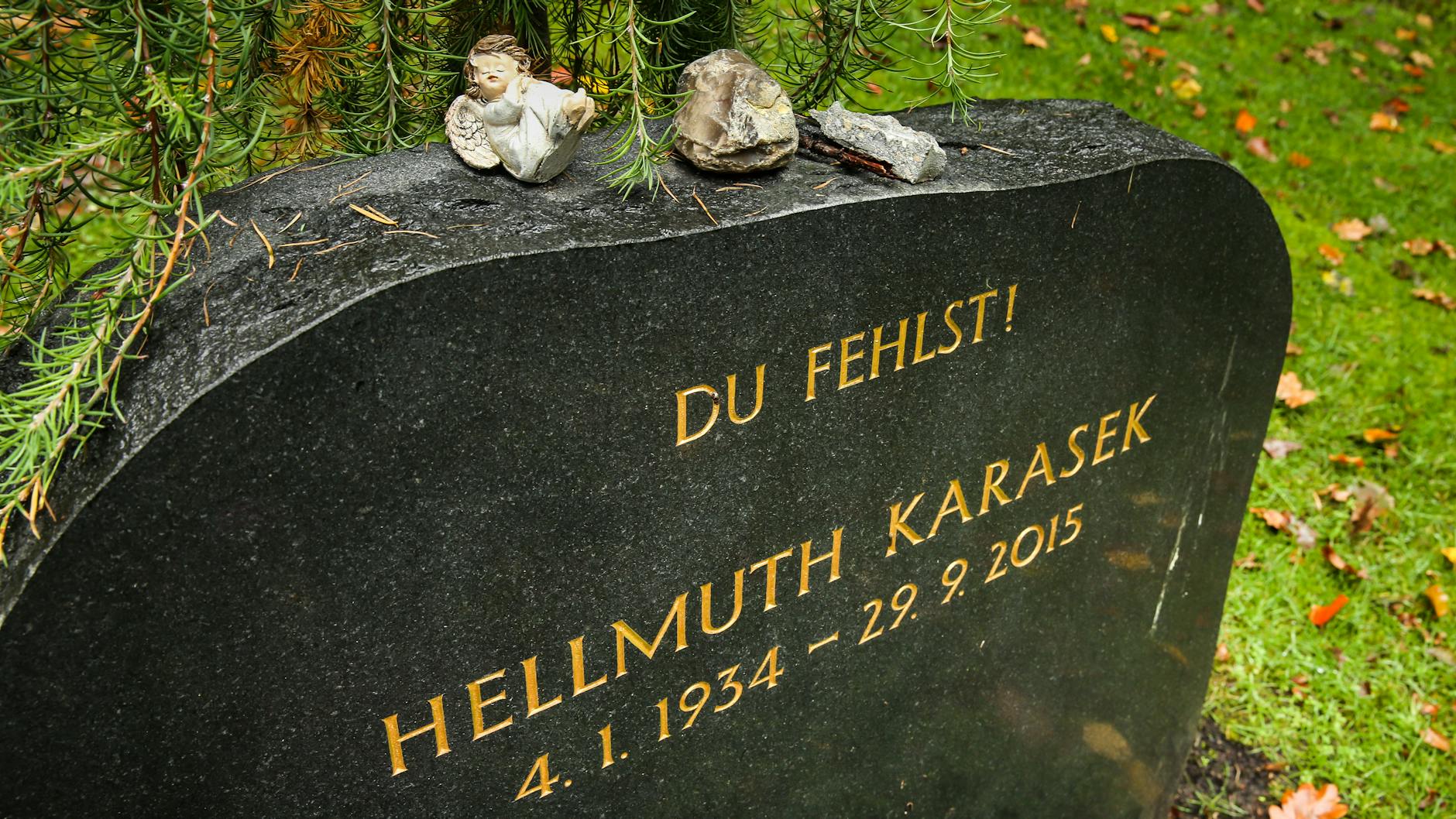 Das Grab des Journalisten Hellmuth Karasek auf dem Friedhof Ohlsdorf. 