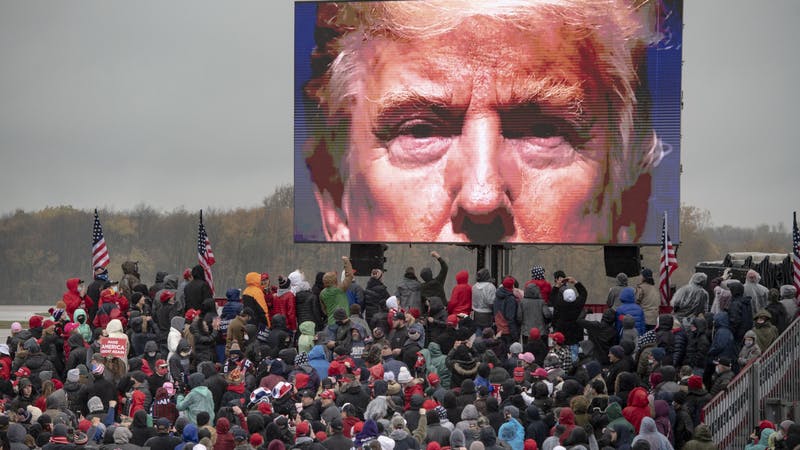 Unterstützer von US-Präsident Trump sehen ein Video während einer Wahlkampfveranstaltung.