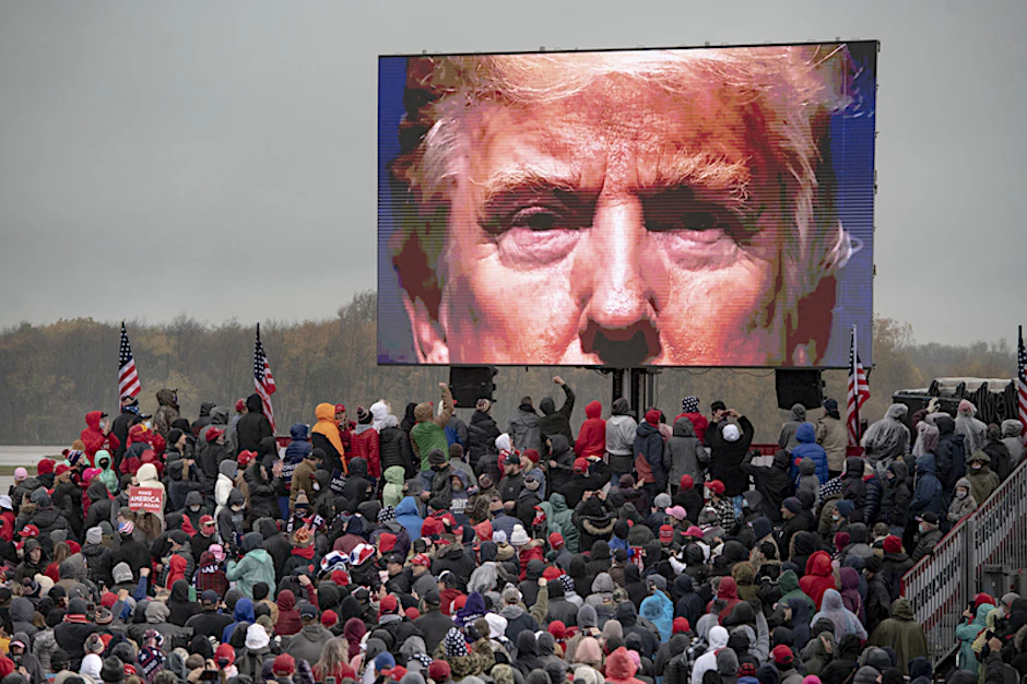 Unterstützer von US-Präsident Trump sehen ein Video während einer Wahlkampfveranstaltung.