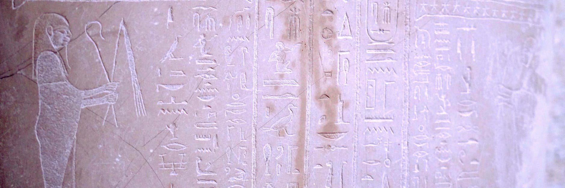 Sarkophag des Propheten Ahmose im Aegyptischen Hof - mit Fleck. Am 3. Oktober 2020 wurde auf der Berliner Museumsinsel ein umfangreicher Angriff auf Kunstwerke verübt. 