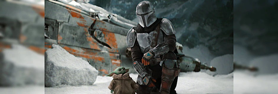 Der Mandalorianer Din Djarin mit „Baby Yoda“ auf einem Eisplaneten.