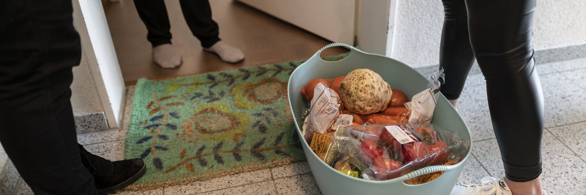 Mitarbeiterinnen des Malteser Hilfsdienstes stehen mit Lebensmitteln vor einer Haustür. Die Mitarbeiterinnen in Freiburg hatten einen Einkaufs-und-Liefer-Dienst für Bedürftige auf die Beine gestellt. 