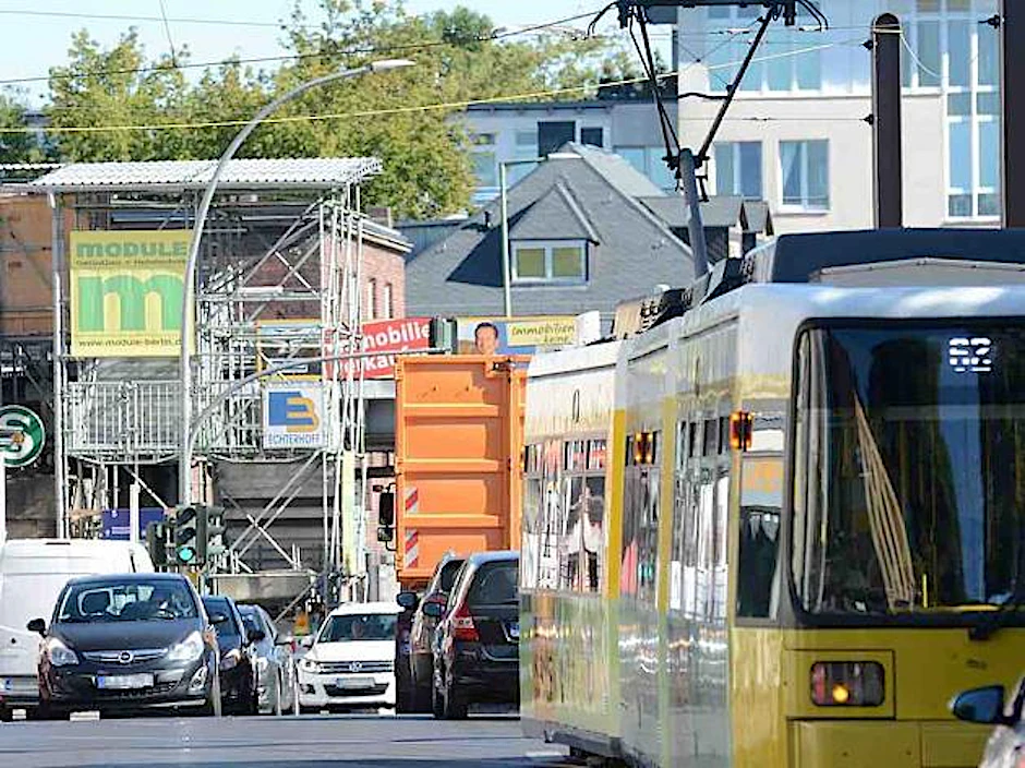 Staustelle Hultschiner Damm, die Tram fährt eingleisig und teilt sich die Straße mit den Autos.