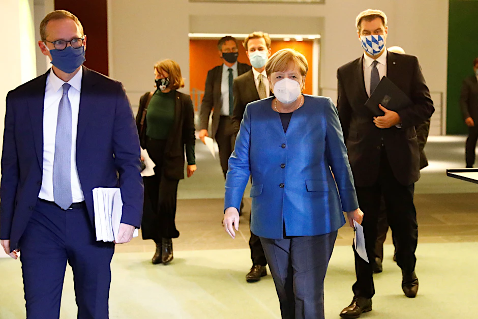 Bundeskanzlerin Angela Merkel im Kanzleramt nach der Video-Sitzung: Persönlich hatten nur der Regierende Bürgermeister Michael Müller (l., SPD) und der bayerische Ministerpräsident Markus Söder teilgenommen.